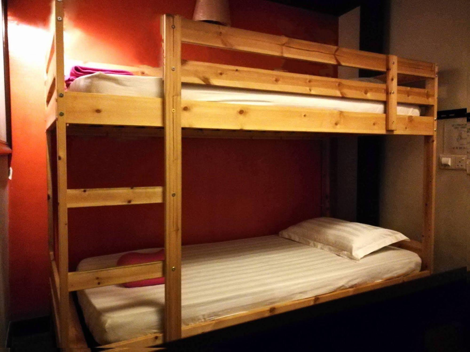 Travel Hub Highstreet Hostel Куала Лумпур Екстериор снимка