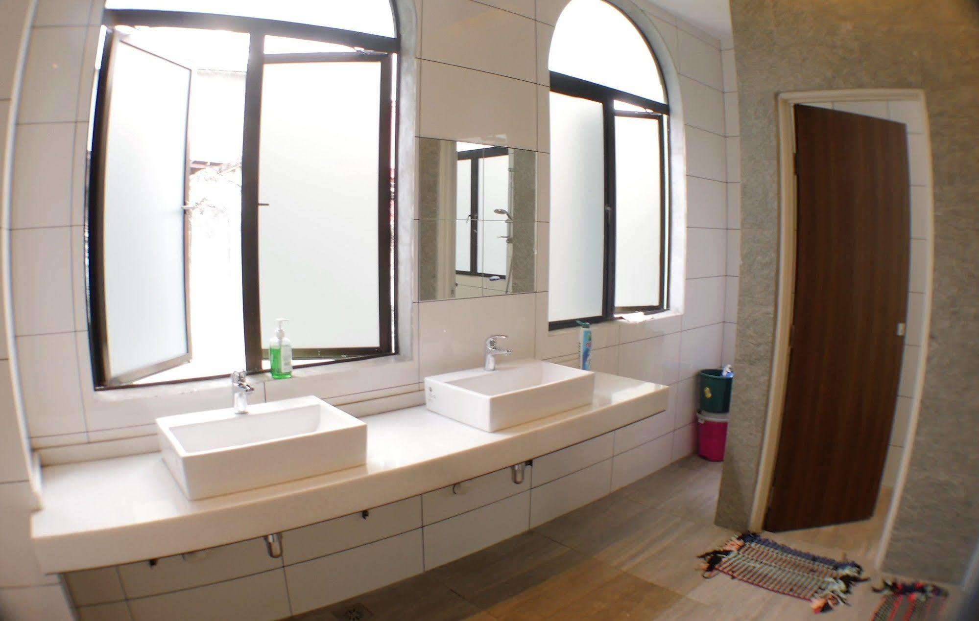 Travel Hub Highstreet Hostel Куала Лумпур Екстериор снимка