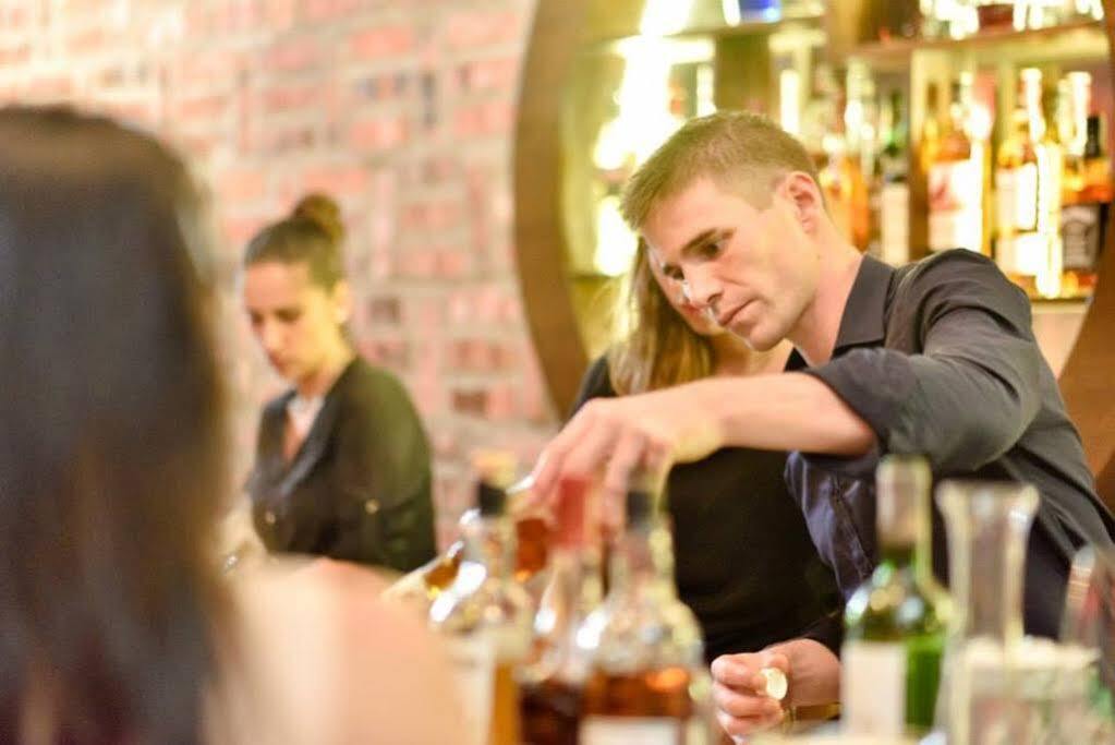 Travel Hub Highstreet Hostel Куала Лумпур Екстериор снимка